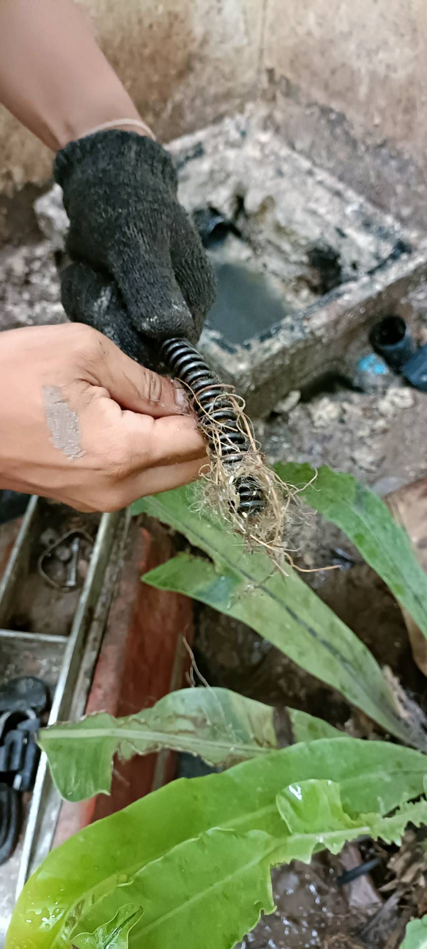 ปัญหาท่อตันแก้ได้ด้วยงูเหล็ก